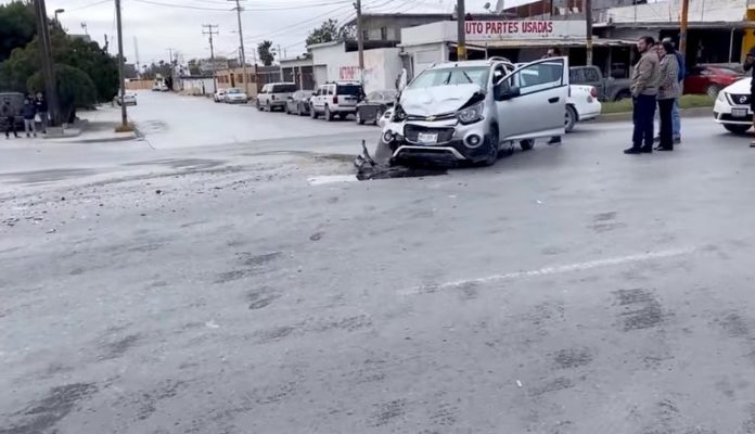 Aparatoso accidente vial deja daños materiales y lesionados