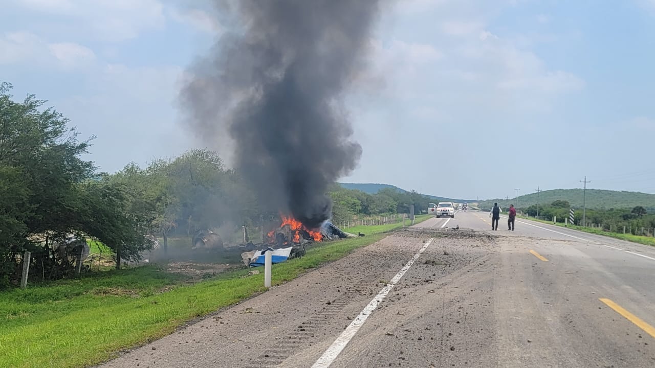 Arde tráiler tras sufrir accidente y sale lesionado conductor