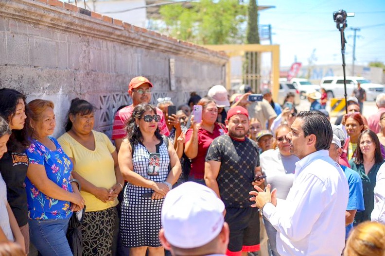 Alcalde Carlos Peña Ortiz supervisa obra de pavimentación hidráulica