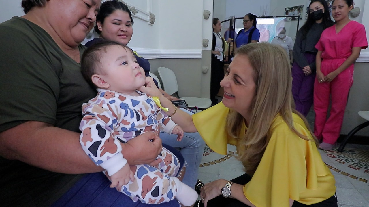 Inicia Aída Féres de Nader Campaña Contra el Cáncer Infantil en el DIF