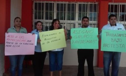 Maestros protestan contra directora que les asignó grupos “fantasmas” en la Escuela Morelos