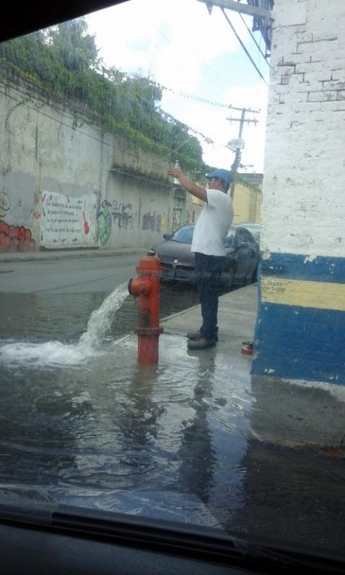 Purgan hidrantes del centro de Matamoros