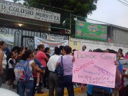 Padres de familia cierran escuela de Tiempo Completo exigen se designe director