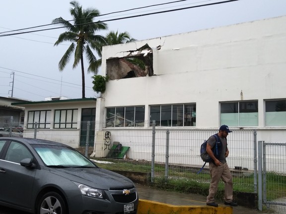 Cae rayo a antiguas instalaciones de CAPASITS y se desploma parte del techo