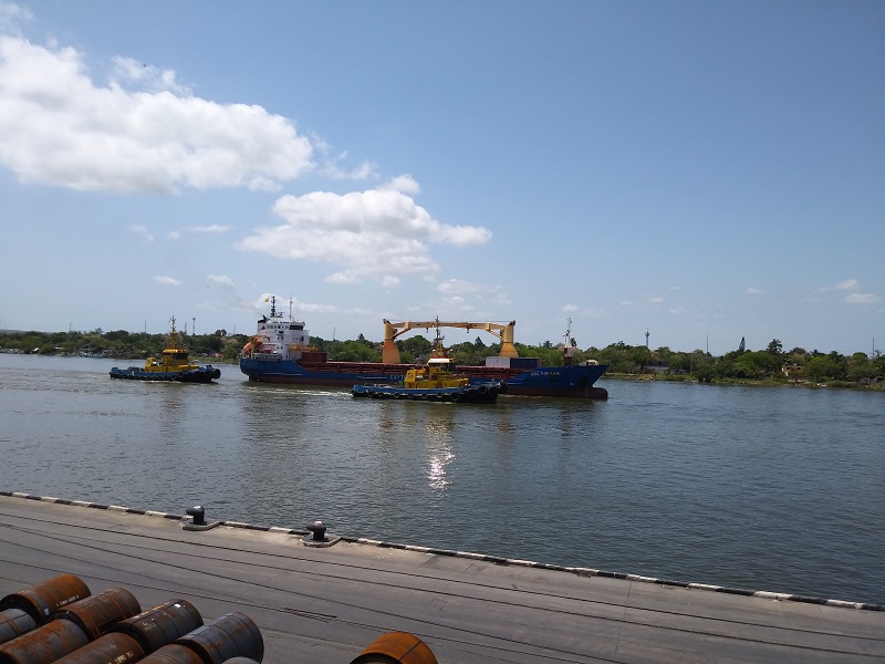 Barcos hicieron sonar sus sirenas en honor a marinos mercantes en el Dia del Trabajo