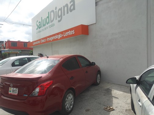 Laboratorio Salud Digna invade banqueta para poner estacionamiento