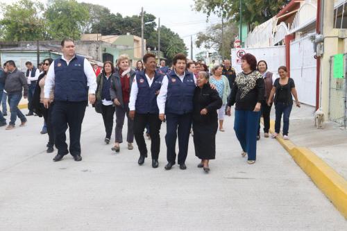 Entrega Magdalena Peraza pavimentación de calle Saltillo en la colonia Obrera