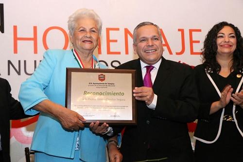 Entrega el alcalde Gustavo Torres Salinas la medalla “Lauro Aguirre’’ al Mérito Educativo