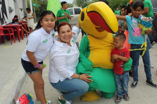Maestra Conchita y Brenda Ku festejan a niños