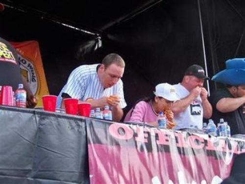 Mujer de menos de 50 kilos devora 181 alas de pollo en Nueva York