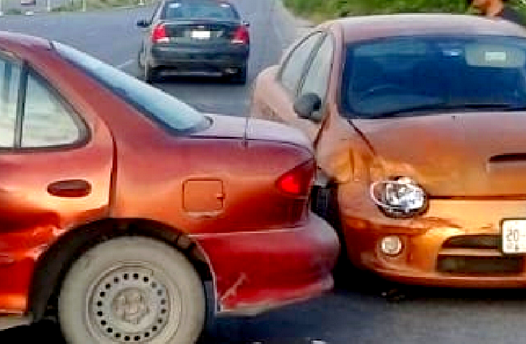 Accidente vial deja solo daños en libramiento Monterrey