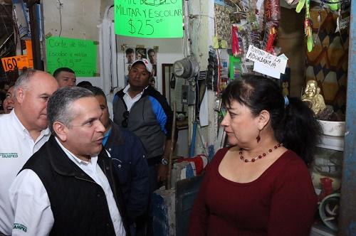 Acude Gustavo Torres a mercados municipales a dialogar con oferentes.