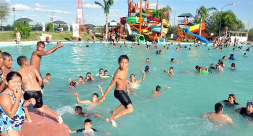 Cifra record de bañistas en la alberca del Rehilete, Camécuaro