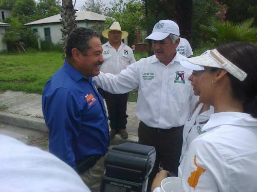 Se topan candidatos de PAN y PRI; uno sonrie, el otro calla