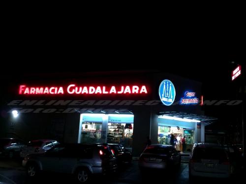 Atracan a empleada de farmacia Guadalajara