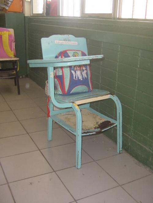 Maestros demandan mejores pupitres para estudiantes