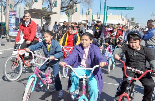 Niños y Adultos disfrutan del Paseo Deportivo Nuevo Laredo se transforma contigo.