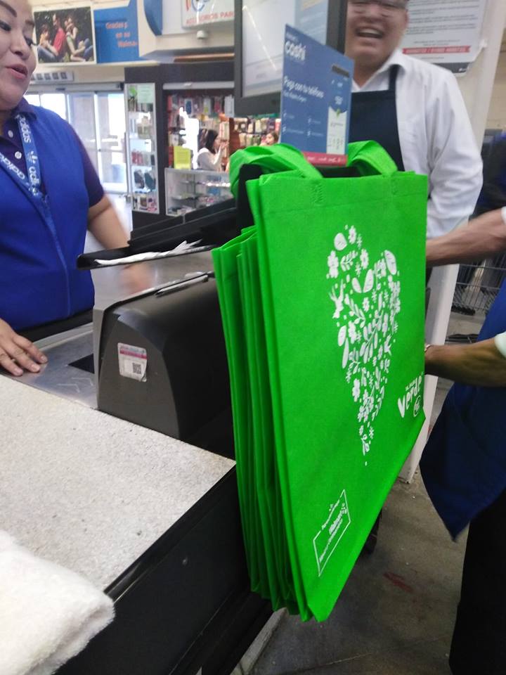 Tiendas de autoservicio empiezan a decir adiós a las bolsas de plástico