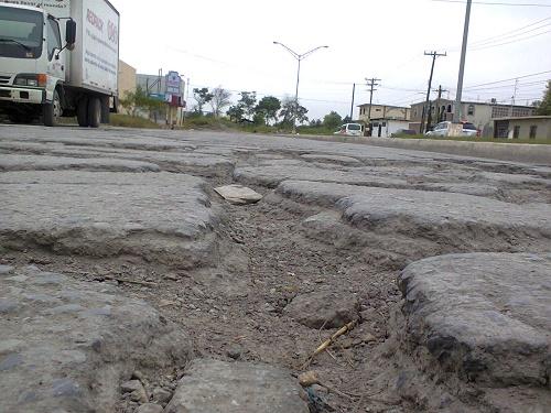 Destrozada la avenida Roberto Guerra, vecinos piden ayuda al Gobierno