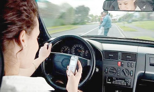 Uso del celular sigue causando accidentes viales