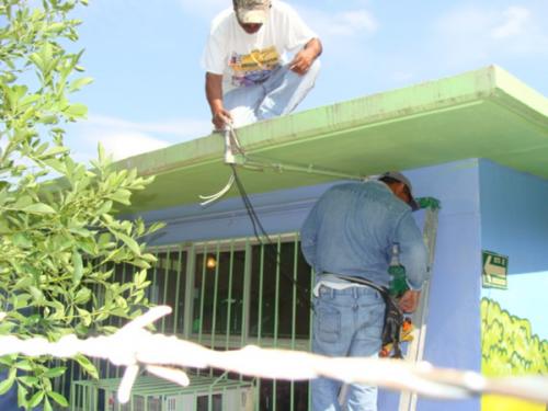 Dan mantenimiento al sistema eléctrico del Jardín de Niños Carmen Galván de Garza