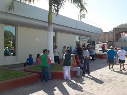 Fallas en sistema de CFE provoca largas filas