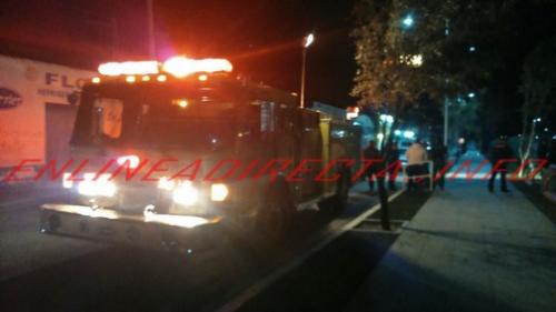 Cae unidad a canal de aguas negras