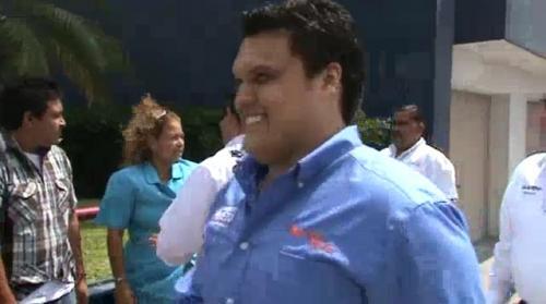 Josefina cierra puerta a Humberto Prieto y tiene que entrar por puerta principal