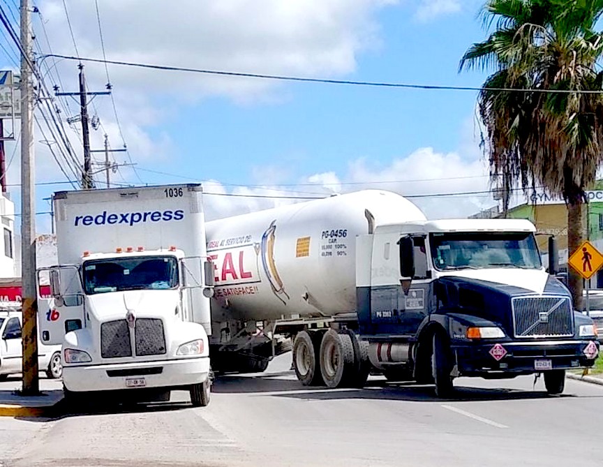 Chocan unidades y dejan solo daños materiales
