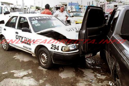 Choque vial deja daños materiales