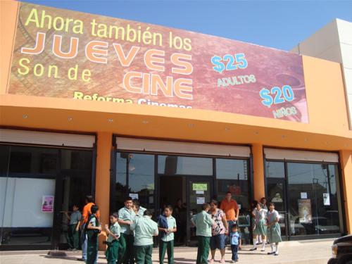 Alumnos de diferentes niveles al cine en lugar de clases