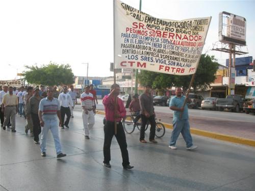 Claman obreros más y mejores salarios, durante desfile