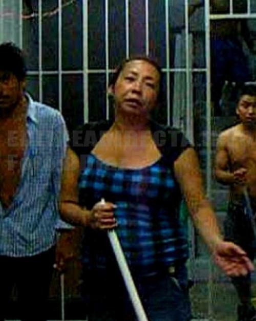 Ebria mujer encarcelada por golpear a menor