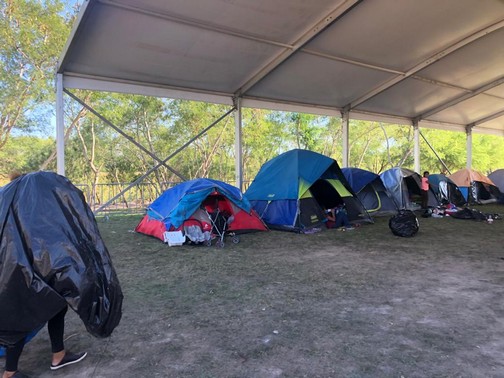 Empiezan a reubicar a migrantes en Matamoros