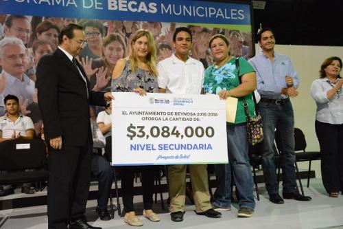 Entrega Maki Ortiz a estudiantes Becas por casi $17 millones