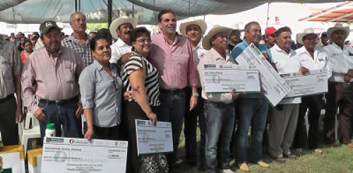 Entregan 1800 cheques del Seguro catastrófico a productores del campo