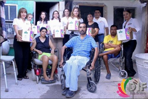Lleva DIF beneficios a familia discapacitada