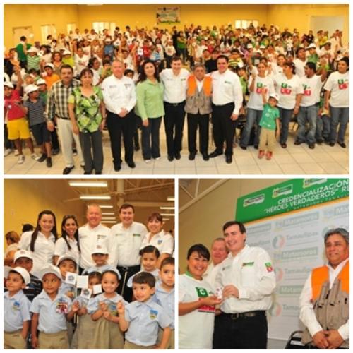 Alfonso Sánchez acredita a familias del programa “Héroes Verdaderos” de cultura del reciclaje.