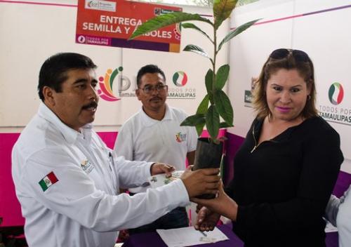 Fluyen apoyos para los productores de Padilla
