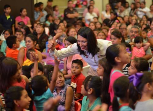 Será mi prioridad brindar un mejor futuro a nuestros niños: Mónica González