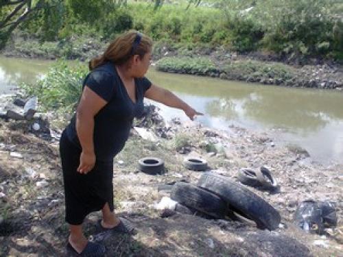 Llantas, roperos y mucha basura existe en el Canal de la Juárez
