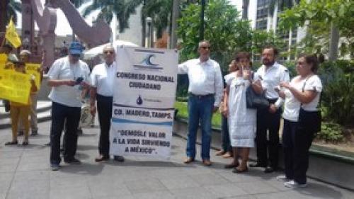 Marchan simpatizantes del PRD en apoyo a los maestros de Oaxaca