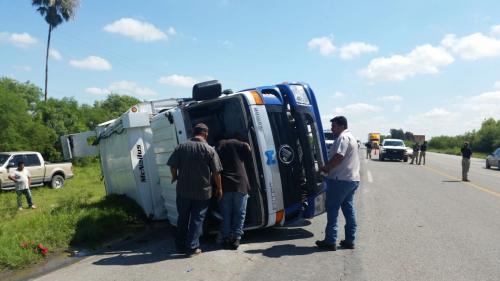 Vuelca camión recolector de la basura