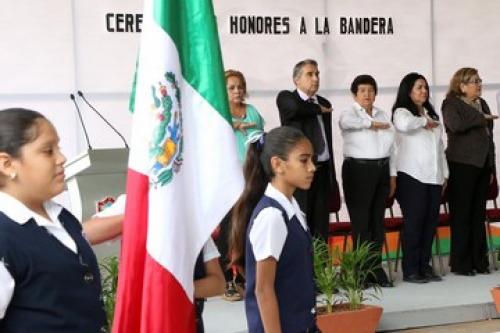 Alcaldesa se comprometió a construir una cerca de acero en la primaria Granja  Club de Leones | EnLí