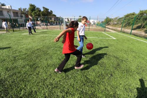 Peraza Guerra inaugura cancha de fútbol rápido en la Colonia Morelos