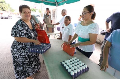Magda Peraza asiste a la Jornada de venta de abarrotes a bajo costo en la colonia Reforma
