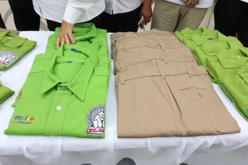 Gobierno Municipal entrega uniformes y toldos a los aseadores de calzado