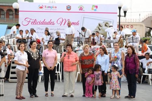 Gobierno Municipal y Sistema DIF de Tampico Festejan a las Madres en la Plaza Hijas