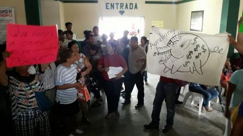 Protestan despicadoras, acusan a su líder de dejar fuera a 900 de sus compañeras