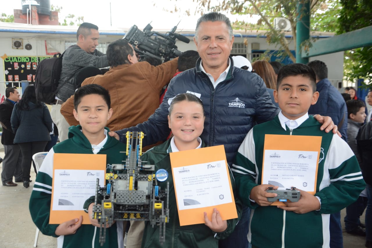 Brinda Chucho Nader Total Apoyo a Alumnos Destacados